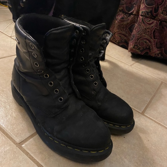 Dr. Martens boots - Picture 1 of 5